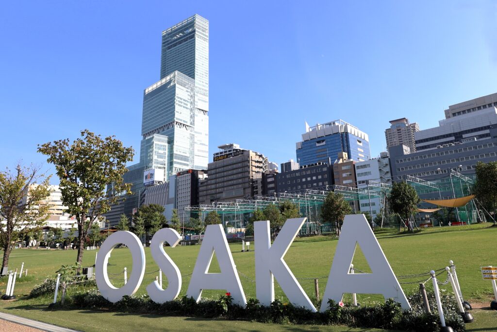 大阪を象徴するOSAKAの文字とあべのハルカス